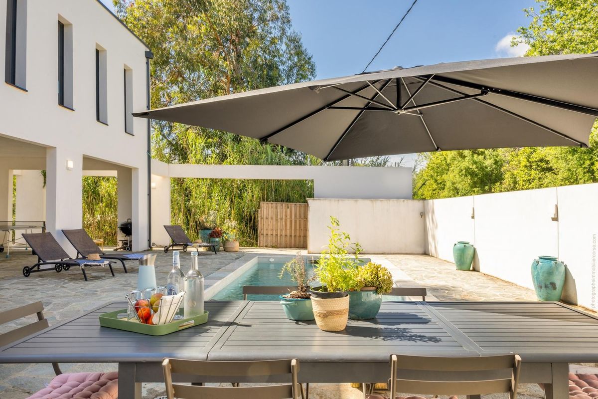 Villa A Lumaga, la terrasse au bord de la piscine